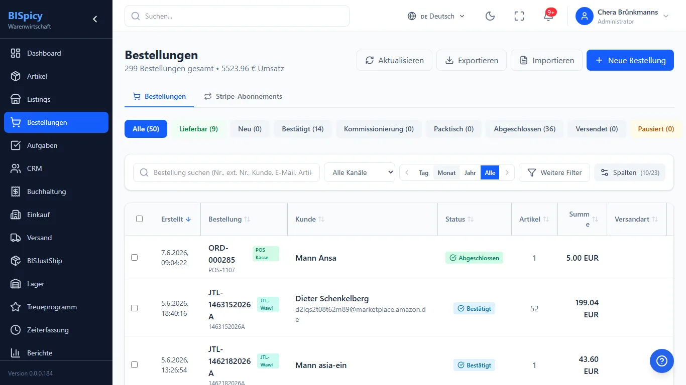 Bestellverwaltung in BISpicy ERP mit echten Aufträgen: Kopfzeile mit Gesamtzahl und Umsatz, Statusreiter Alle, Lieferbar, Neu, Bestätigt, Kommissionierung, Packtisch, Abgeschlossen, Versendet und Pausiert mit Zählern, Kanal- und Datumsfilter sowie die Tabelle mit Spalten Erstellt, Bestellung, Kunde, Status, Artikel, Summe und Versandart - Aufträge aus POS Kasse, JTL-Wawi und Amazon