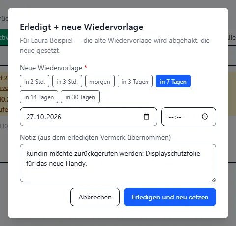 Dialog Erledigt plus neue Wiedervorlage für Laura Beispiel: Hinweis die alte Wiedervorlage wird abgehakt, die neue gesetzt, Pflichtfeld Neue Wiedervorlage mit Schnellwahl, gewählt in 7 Tagen, Datum 27.10.2026, Uhrzeitfeld, Notiz aus dem erledigten Vermerk übernommen, Knöpfe Abbrechen und Erledigen und neu setzen
