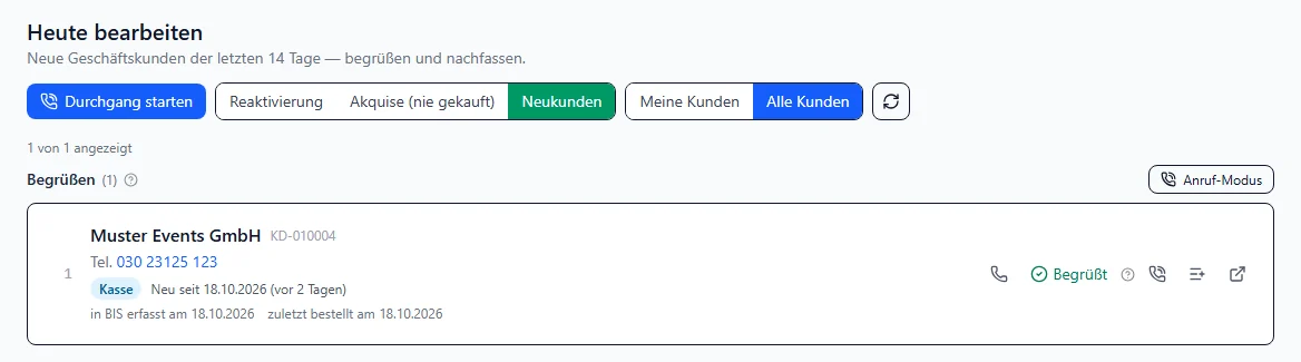 CRM Heute, Ansicht Neukunden, Alle Kunden: Untertitel Neue Geschäftskunden der letzten 14 Tage, begrüßen und nachfassen, Abschnitt Begrüßen mit einem Kunden Muster Events GmbH, Herkunft Kasse, neu seit 18.10.2026, rechts die Knöpfe Anrufen, Begrüßt, Kontaktversuch vermerken, Aufgabe erstellen und Kunde öffnen