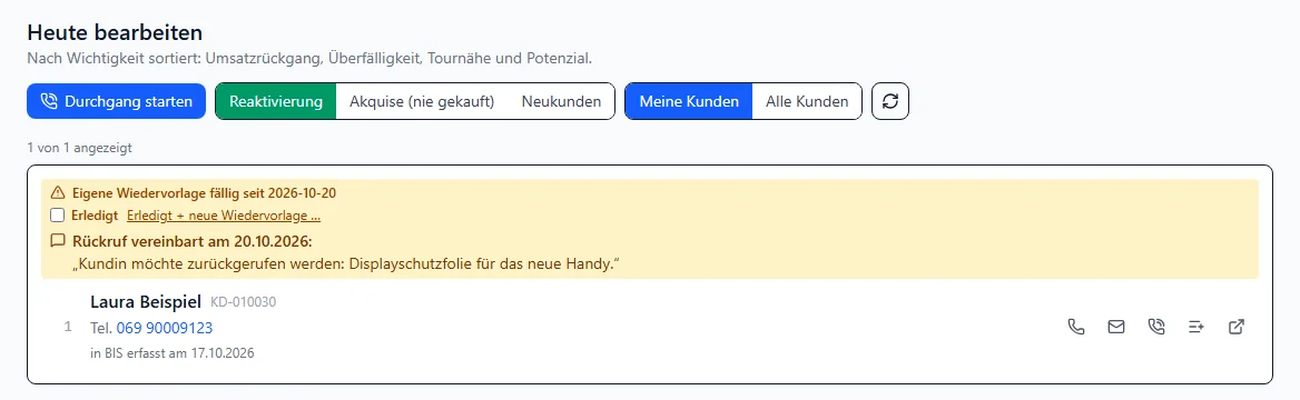 CRM Heute, Ansicht Reaktivierung, Meine Kunden: gelber Kasten Eigene Wiedervorlage fällig mit dem Kästchen Erledigt und dem Link Erledigt plus neue Wiedervorlage, darunter Rückruf vereinbart am 20.10.2026 mit der Notiz Kundin möchte zurückgerufen werden: Displayschutzfolie für das neue Handy, darunter die Kundin Laura Beispiel mit Telefonnummer