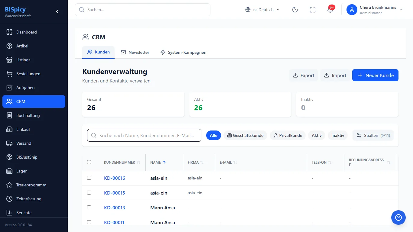 CRM-Kundenverwaltung in BISpicy ERP: Kundenliste mit Kundennummer, Name, Firma, E-Mail und Status, Kennzahlen (Gesamt, Aktiv, Inaktiv), Filter nach Geschäftskunden (B2B) und Privatkunden (B2C) sowie Import/Export und Neuer Kunde