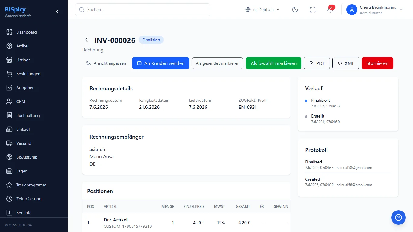Rechnungs-Detailansicht in BISpicy ERP: Rechnung INV-000026 mit Status Finalisiert, Aktionen An Kunden senden, Als gesendet markieren, Als bezahlt markieren, PDF, XML und Stornieren, Rechnungsdetails inkl. ZUGFeRD-Profil EN16931, Rechnungsempfänger, rechts Verlauf und Protokoll mit Benutzer und Zeitstempel sowie die Positionsliste mit MwSt, Gesamt, EK und Gewinn