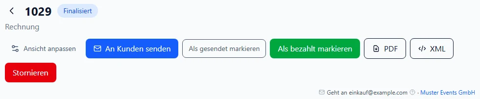 BIS ERP, Kopf einer finalisierten Rechnung 1029 mit den Knöpfen Ansicht anpassen, An Kunden senden, Als gesendet markieren, Als bezahlt markieren, PDF, XML und Stornieren, rechts darunter die Zeile Geht an einkauf@example.com mit Fragezeichen und dem Link zum Kunden Muster Events GmbH