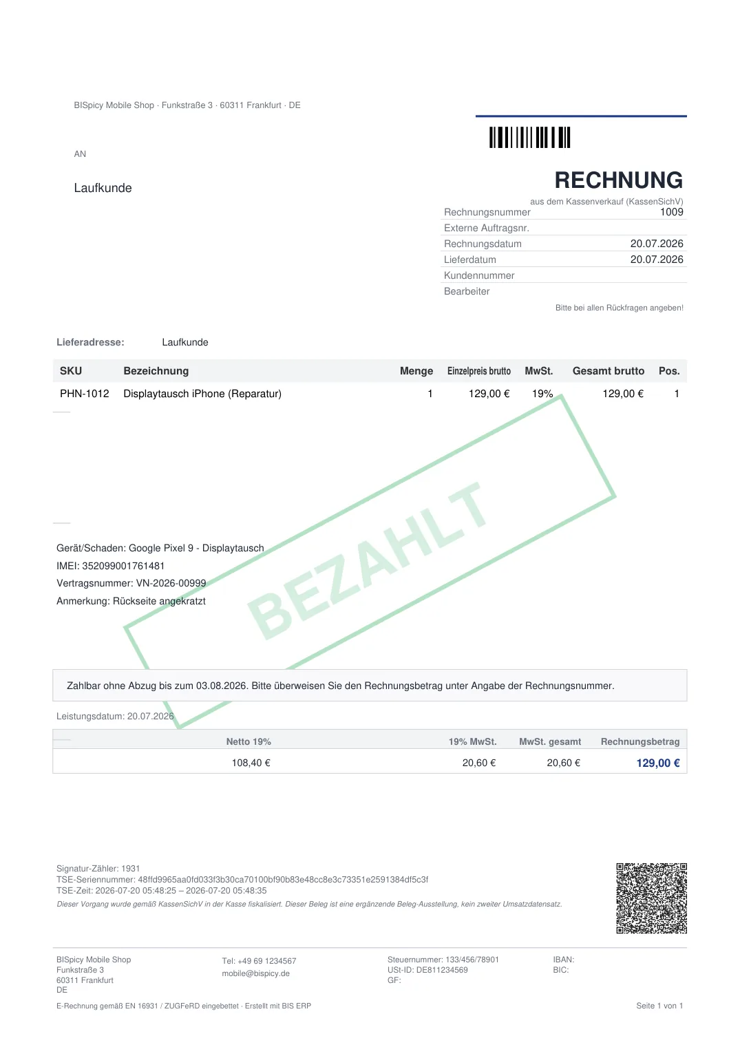 DIN-A4-Rechnung eines Reparaturverkaufs mit Positionstabelle, den Feldern Gerät/Schaden, IMEI, Vertragsnummer und Anmerkung, Summenblock, Bezahlt-Stempel und TSE-Block mit QR-Code